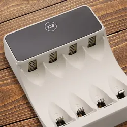 Ładowarka Qoltec do akumulatorków Ni-MH typu R03 AAA R6 | PartsPC.pl